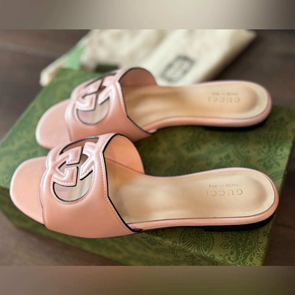 Gucci Size 8 light pink leather INTERLOCKING G CUT-OUT SLIDE SANDALmade in Italy